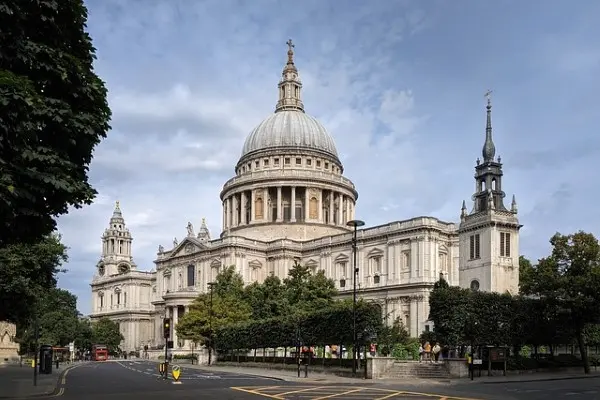 The somber and reflective All Souls Chapel, dedicated to the fallen soldiers of World War II, within St. Paul's Cathedral.